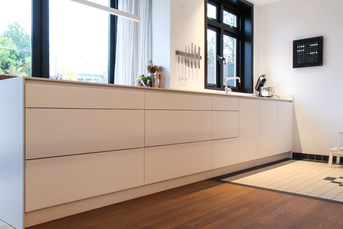 Strakke witte keuken