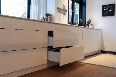 Strakke witte design keuken Spinder Interieurbouw
