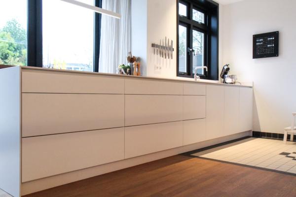 Strakke witte keuken