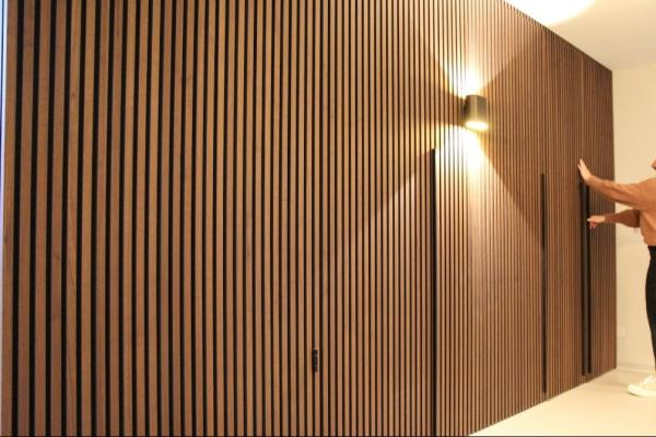 Wand met houtenpanelen